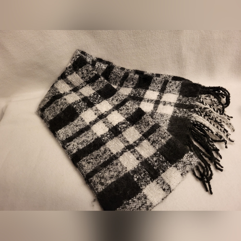 2 Scarves, 1 is black and white, 1 is pink, gray and white - Picture 6 of 7